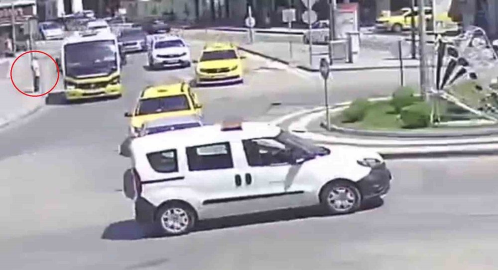 Otomobilin Çarpmasıyla Savruldu Hiçbir Şey Olmamış Gibi Yoluna Devam Etti
