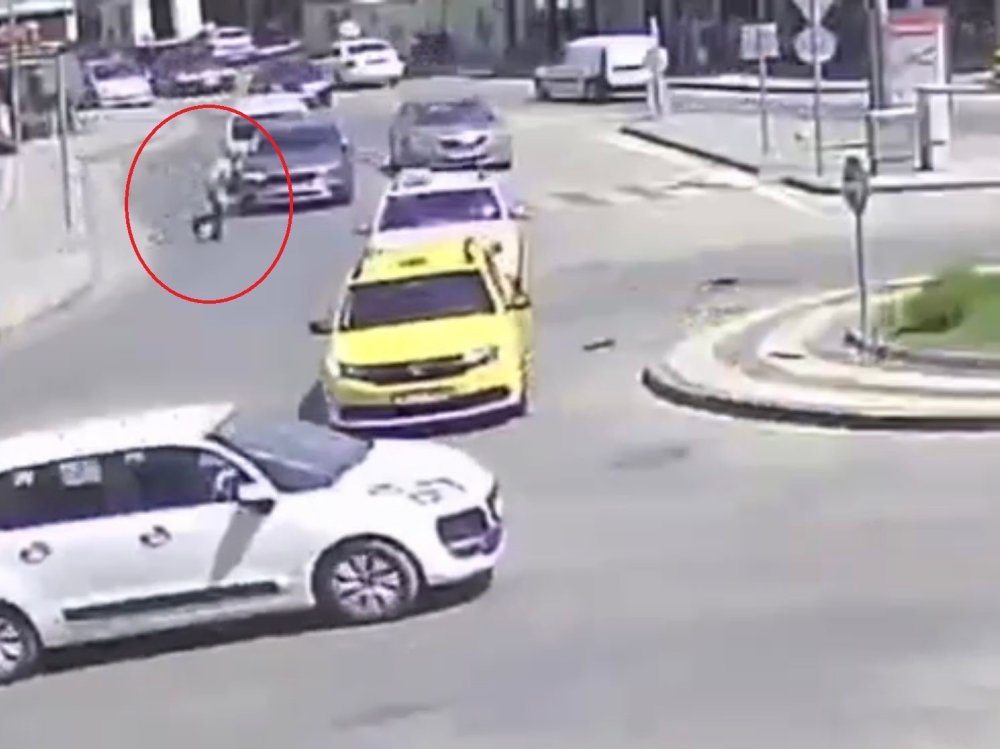 Otomobilin Çarpmasıyla Savruldu Hiçbir Şey Olmamış Gibi Yoluna Devam Etti