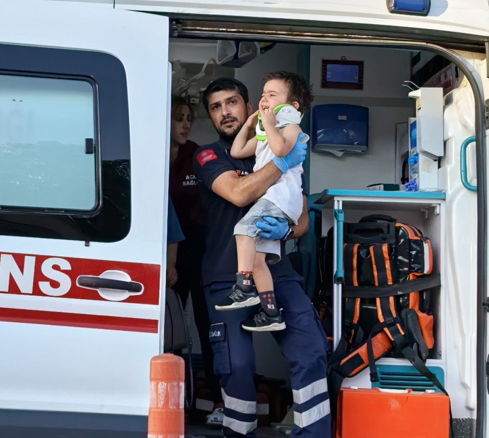 Otomobilin Çarptığı Anne Ve Oğlu Yaralandı