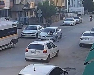 Otomobilin Çarptığı Anne Ve Oğlu Yaralandı
