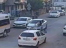 Otomobilin Çarptığı Anne Ve Oğlu Yaralandı
