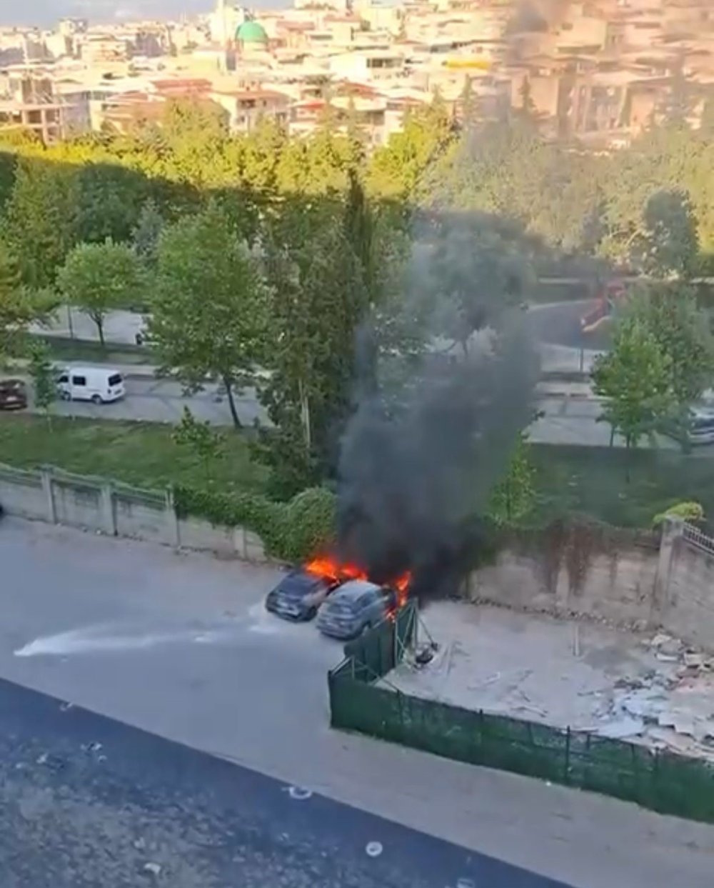 Park Halindeki Araç Alev Topuna Döndü