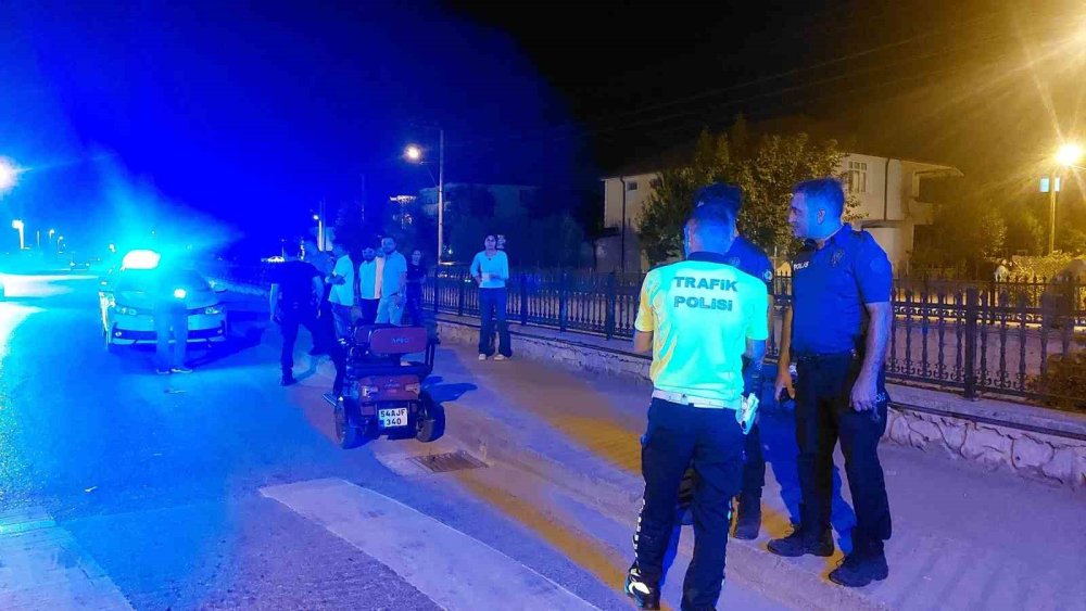 Sakarya’da Otomobilin Çarptığı Elektrikli Bisikletteki Anne Ve Kızı Yaralandı