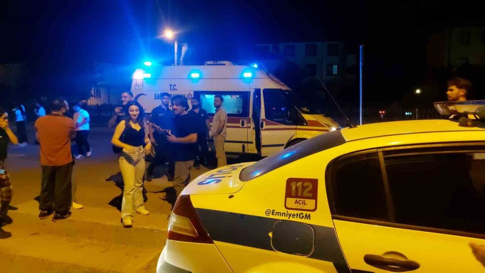 Sakarya’da Otomobilin Çarptığı Elektrikli Bisikletteki Anne Ve Kızı Yaralandı