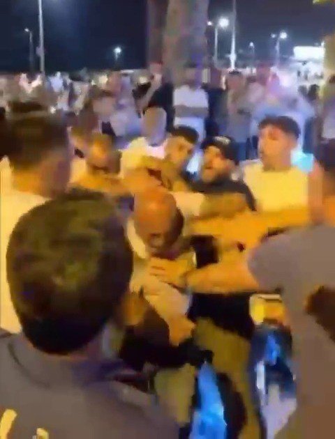 Zabıta Memurlarıyla Seyyar Satıcılar Kavgaya Tutuştu