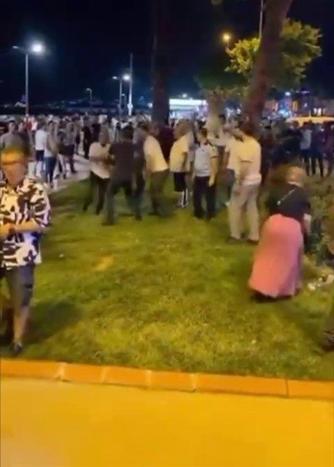 Zabıta Memurlarıyla Seyyar Satıcılar Kavgaya Tutuştu