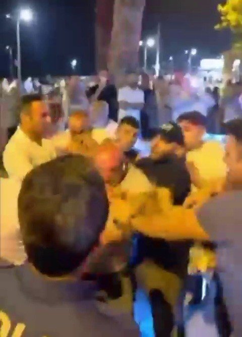 Zabıta Memurlarıyla Seyyar Satıcılar Kavgaya Tutuştu