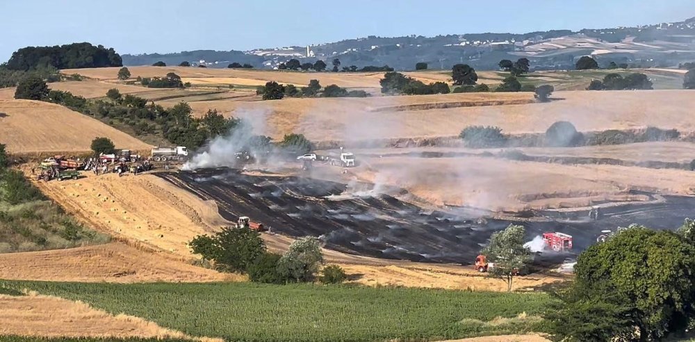 200 Saman Balyası Yandı, Çiftçiler Traktörleriyle Müdahale Etti