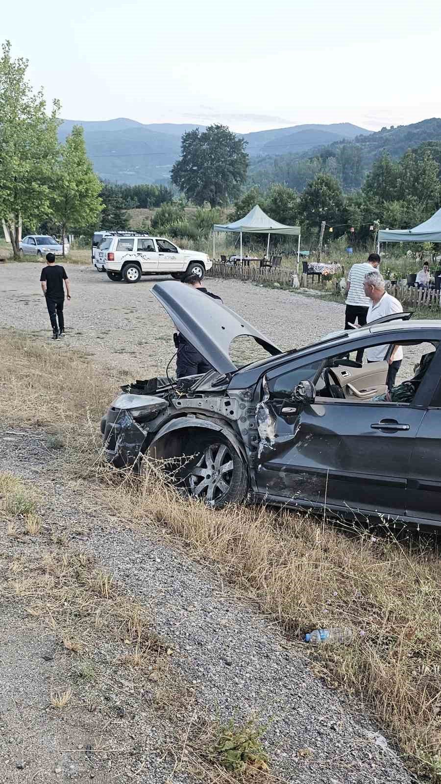 İki Otomobil Kafa Kafaya Çarpıştı