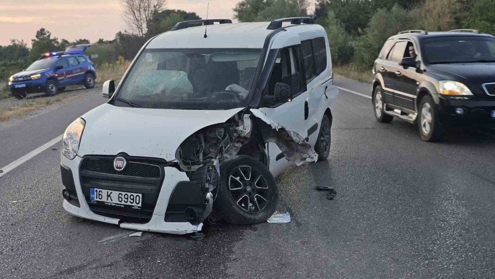 İki Otomobil Kafa Kafaya Çarpıştı