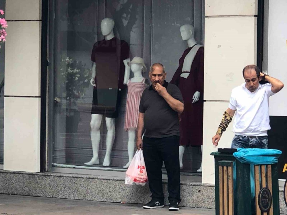 Yağmurdan Kaçmak İçin Saçakların Altına Sığındılar
