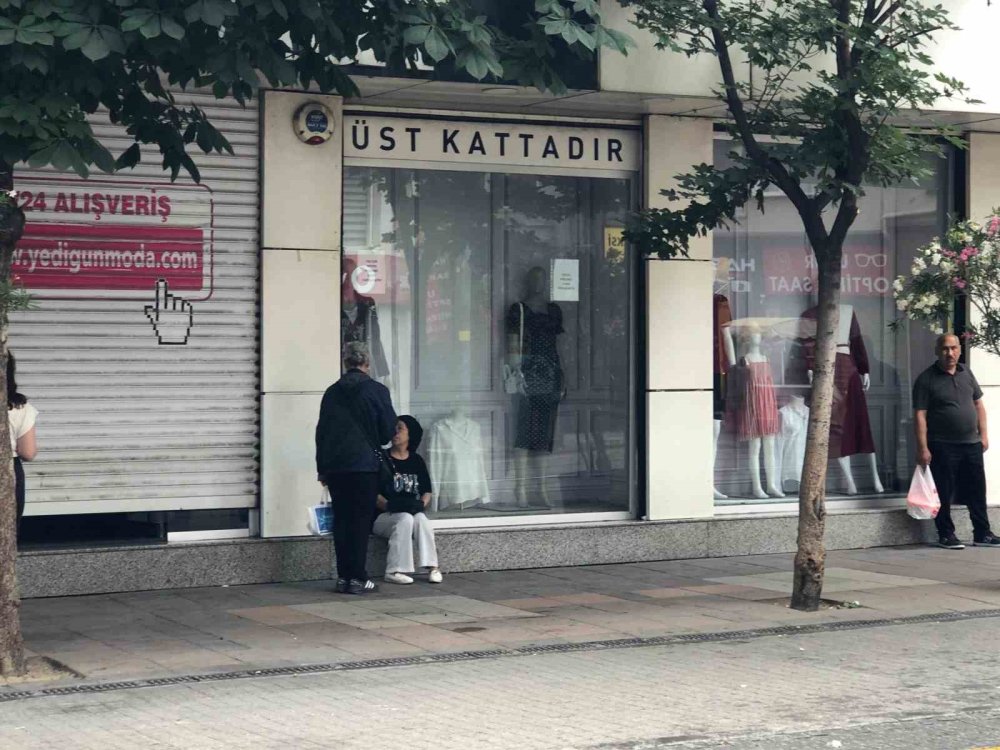 Yağmurdan Kaçmak İçin Saçakların Altına Sığındılar