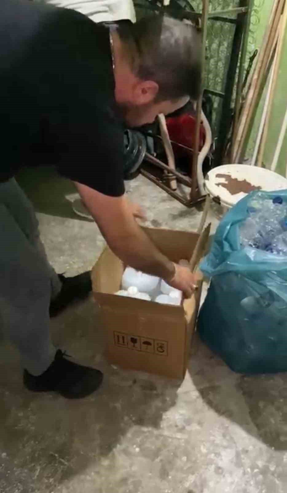 Aracından Ve Evinden 121 Litre Sahte İçki Çıktı