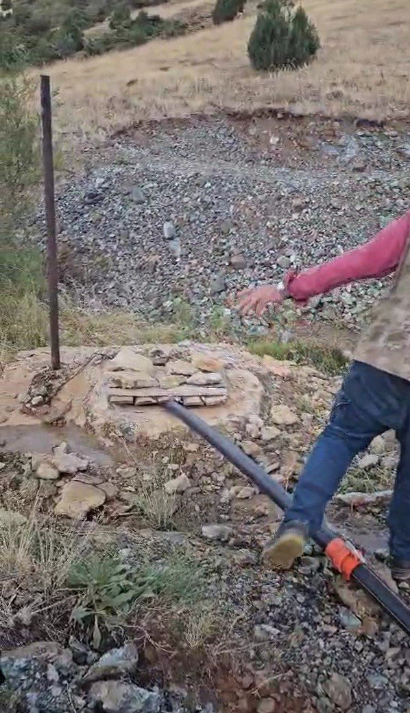 Kaçak Kazı İle Köyden Köye Su Götürdüler, Hayvanlar Susuz Kaldı