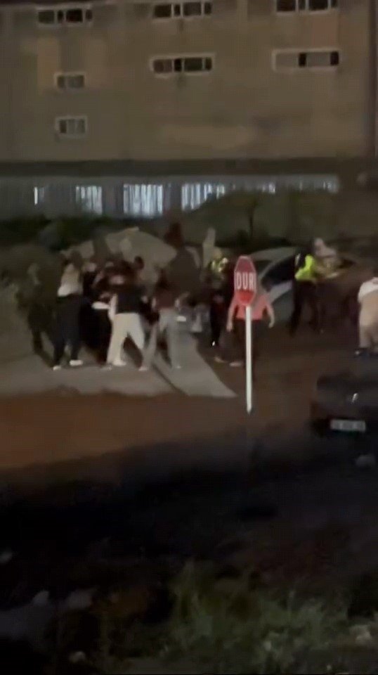 Park Halindeki Araçlara Çarpıp Kaçtı, Geri Döndüğünde Araç Sahiplerinin Saldırısına Uğradı