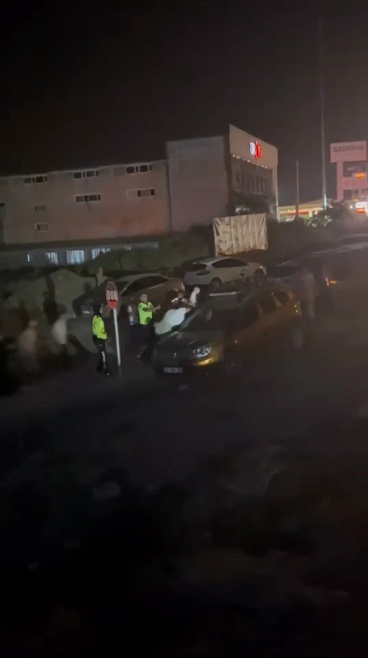 Park Halindeki Araçlara Çarpıp Kaçtı, Geri Döndüğünde Araç Sahiplerinin Saldırısına Uğradı