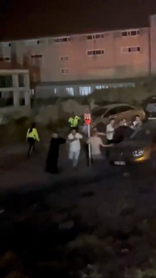 Park Halindeki Araçlara Çarpıp Kaçtı, Geri Döndüğünde Araç Sahiplerinin Saldırısına Uğradı