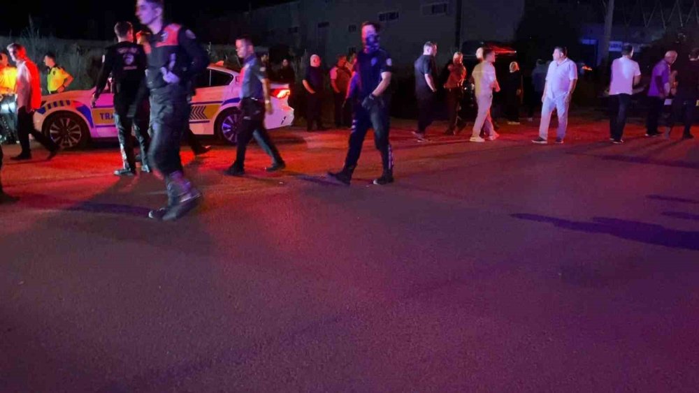 Park Halindeki Araçlara Çarpıp Kaçtı, Geri Döndüğünde Araç Sahiplerinin Saldırısına Uğradı