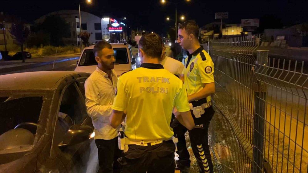 Seyir Halinde İken Aracını Durdurup Sızan Alkollü Sürücü, Polise Zor Anlar Yaşattı