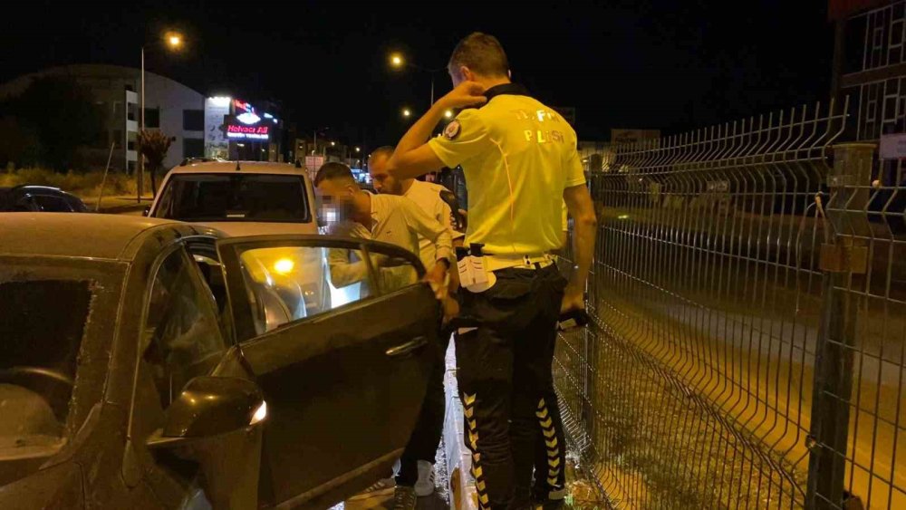 Seyir Halinde İken Aracını Durdurup Sızan Alkollü Sürücü, Polise Zor Anlar Yaşattı