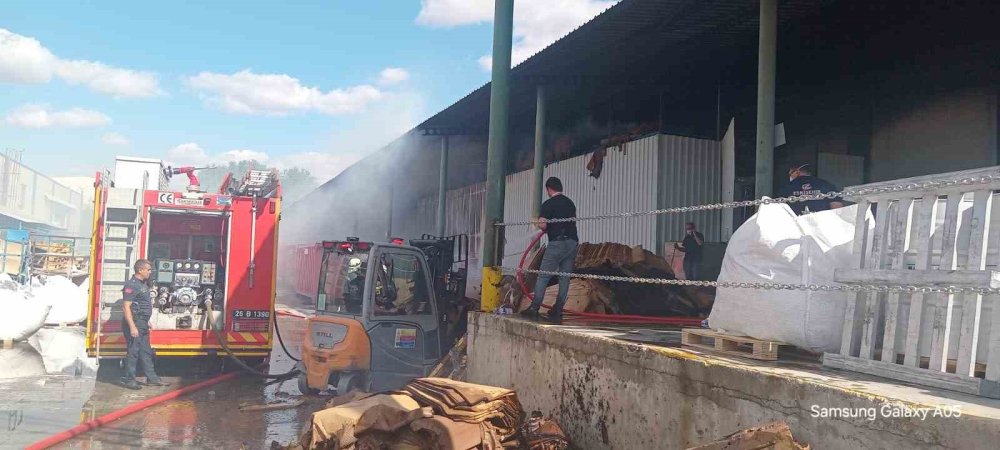 Fabrikada Çıkan Yangın Kontrol Altına Alındı: 6 İşçi Dumandan Etkilendi
