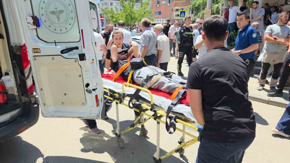 Fren Yerine Gaza Basınca Kaldırımdaki Yayalara Çarptı