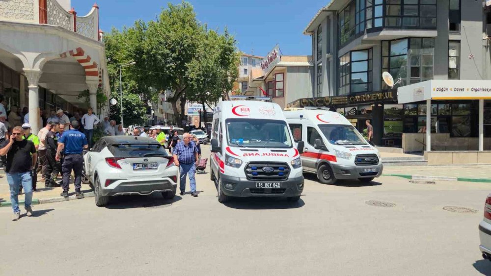 Fren Yerine Gaza Basınca Kaldırımdaki Yayalara Çarptı