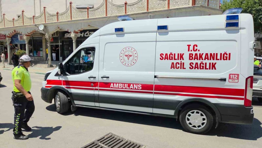 Fren Yerine Gaza Basınca Kaldırımdaki Yayalara Çarptı