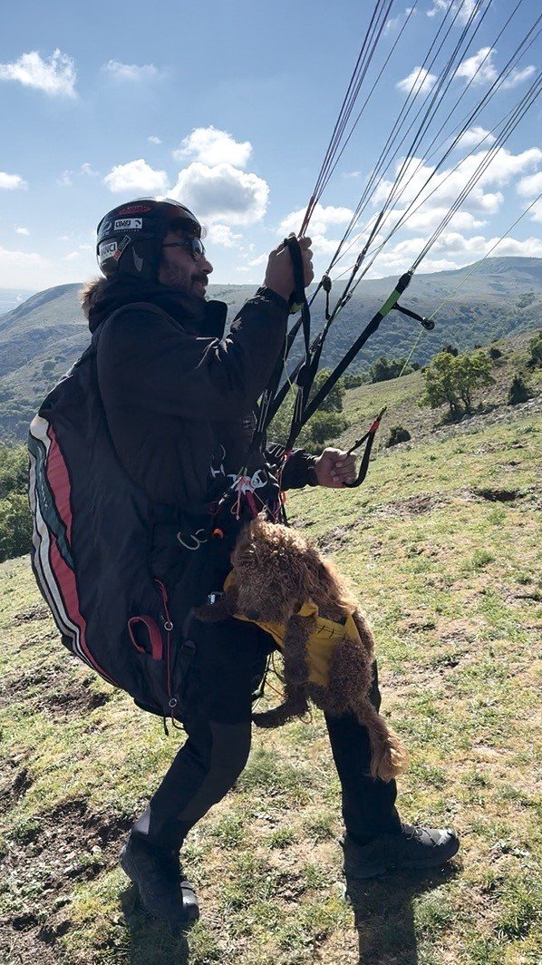 Toby İsimli Köpek Paraşütle Atlayıp 330 Metrede Uçuş Deneyimi Yaşadı