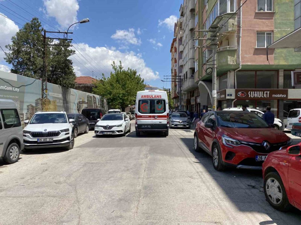 İnşaat İskelesinden Düşen Usta Yaralandı