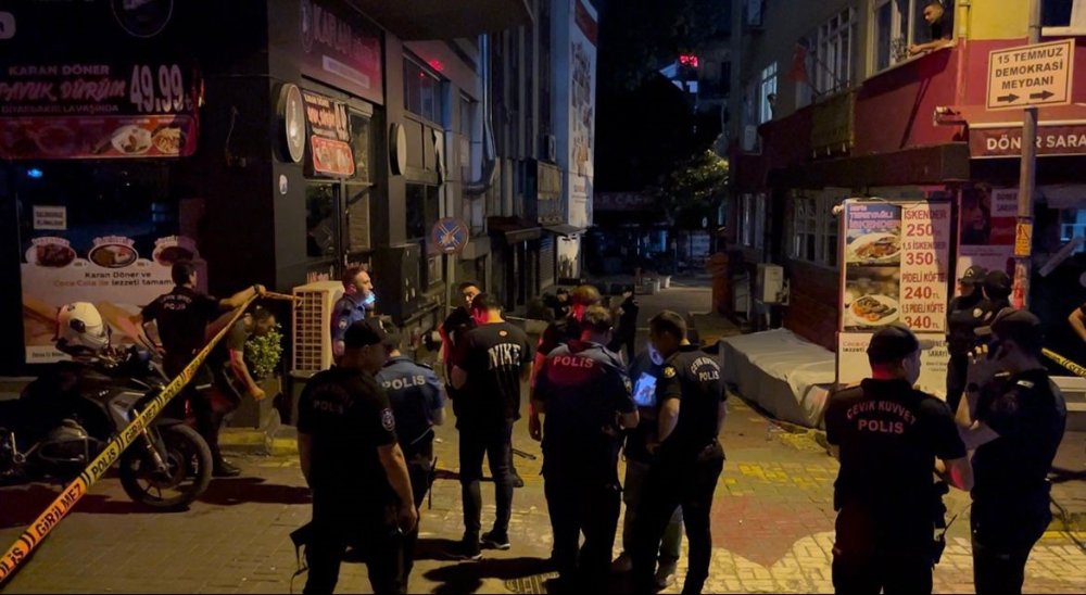 Kendilerini Ayırmak İsteyen Polise Bıçak Çeken Şahıslar, Etkisiz Hale Getirildi
