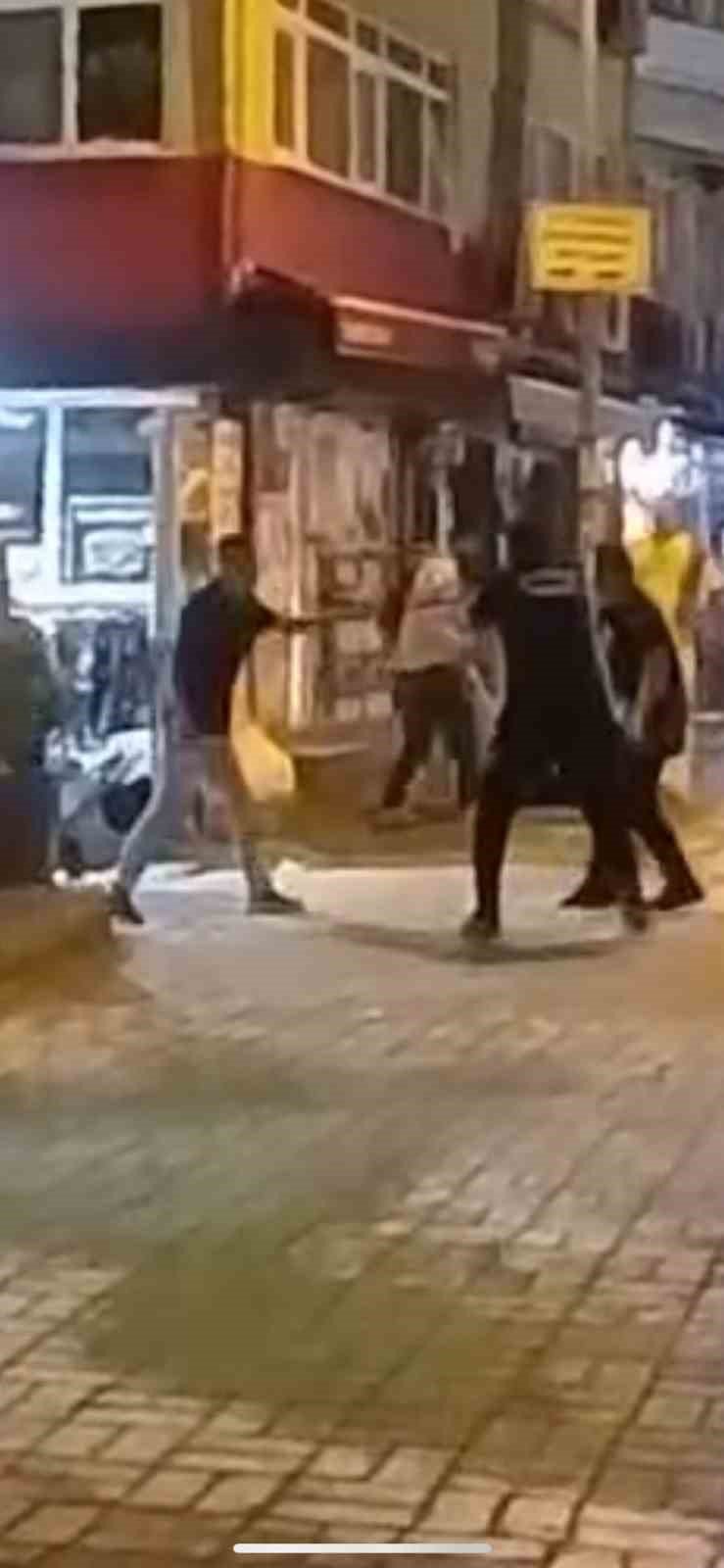 Kendilerini Ayırmak İsteyen Polise Bıçak Çeken Şahıslar, Etkisiz Hale Getirildi