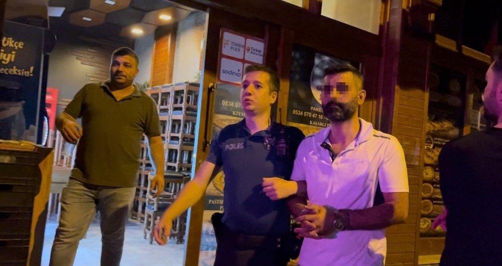 Kendilerini Ayırmak İsteyen Polise Bıçak Çeken Şahıslar, Etkisiz Hale Getirildi