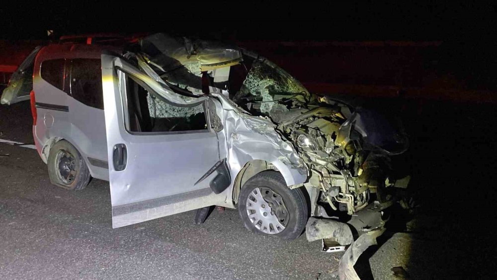 Kontrolden Çıkan Araç Tıra Çarptı: 1 Ağır Yaralı