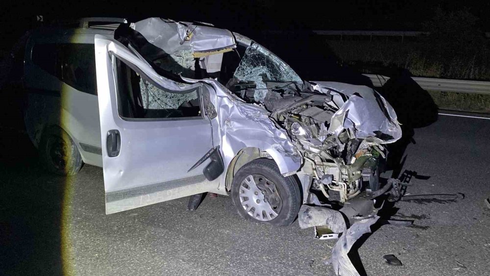 Kontrolden Çıkan Araç Tıra Çarptı: 1 Ağır Yaralı