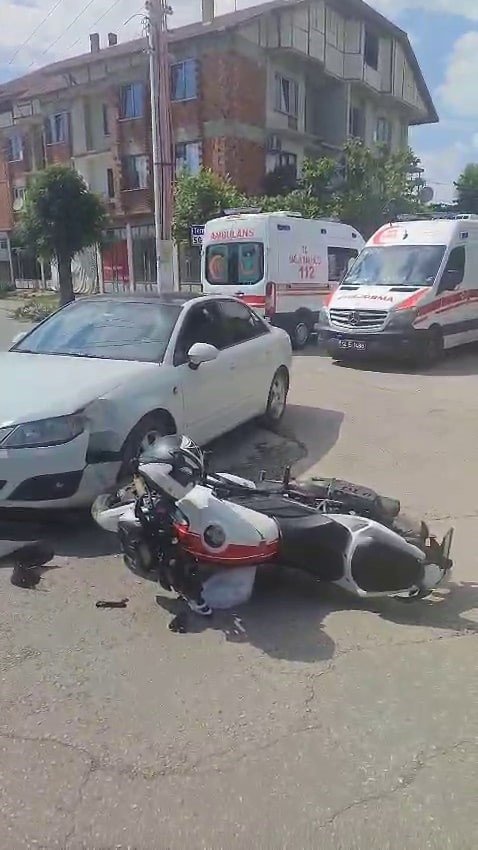 Otomobil İle Motosikletin Çarpıştığı Kaza Kameralara Yansıdı