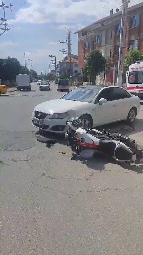 Otomobil İle Motosikletin Çarpıştığı Kaza Kameralara Yansıdı