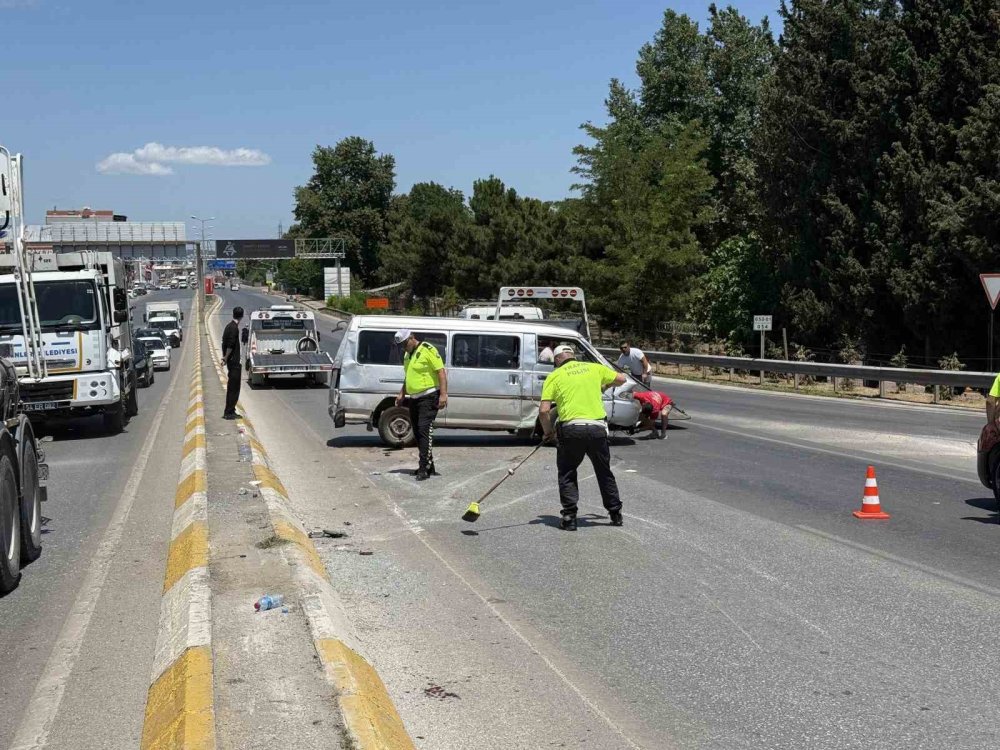 Yan Yatan Minibüste 6 Kişi Yaralandı