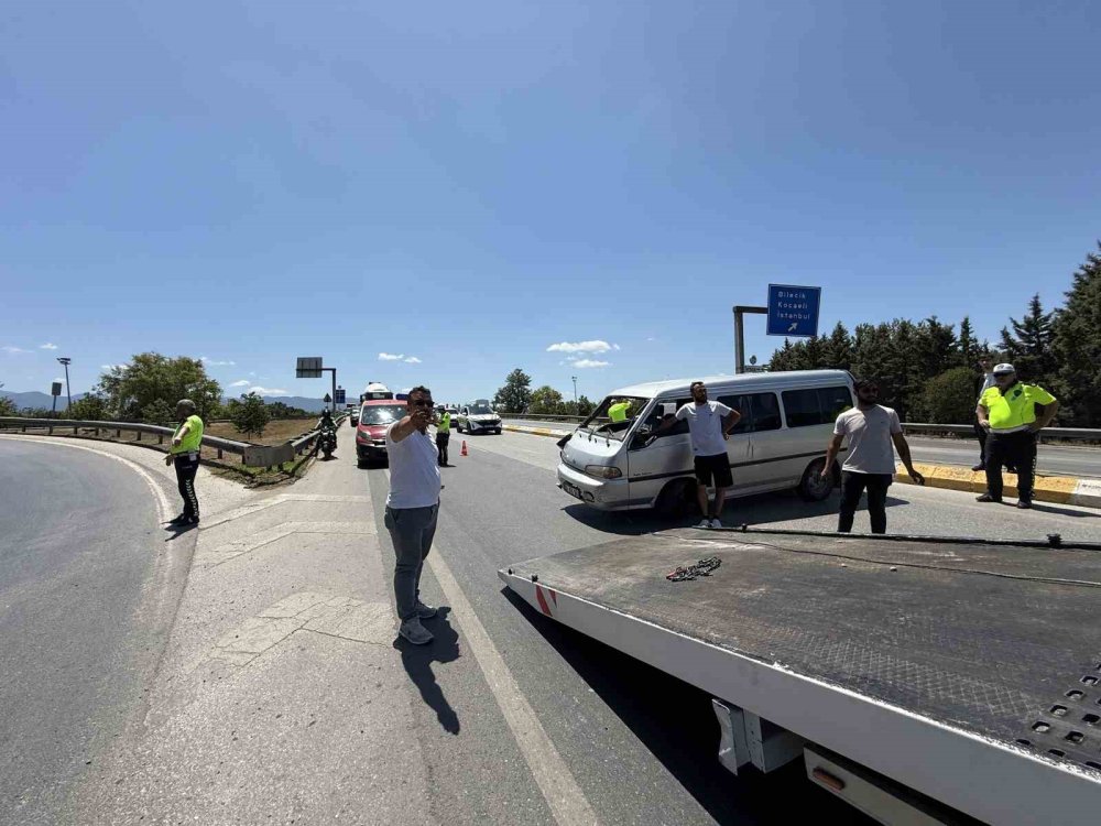 Yan Yatan Minibüste 6 Kişi Yaralandı