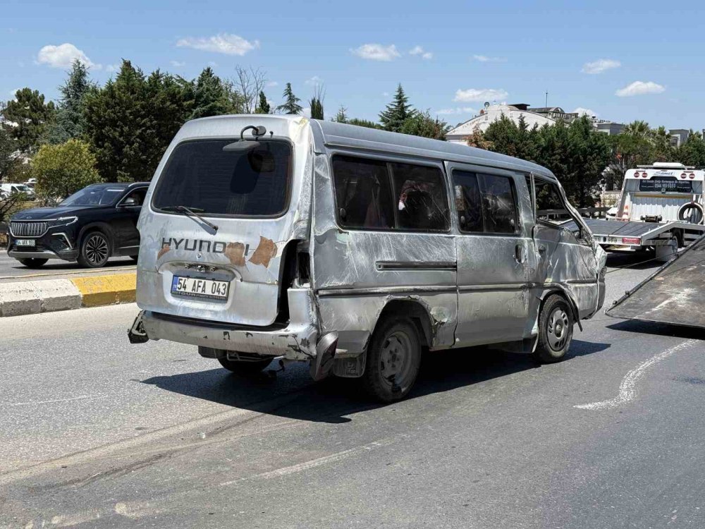 Yan Yatan Minibüste 6 Kişi Yaralandı