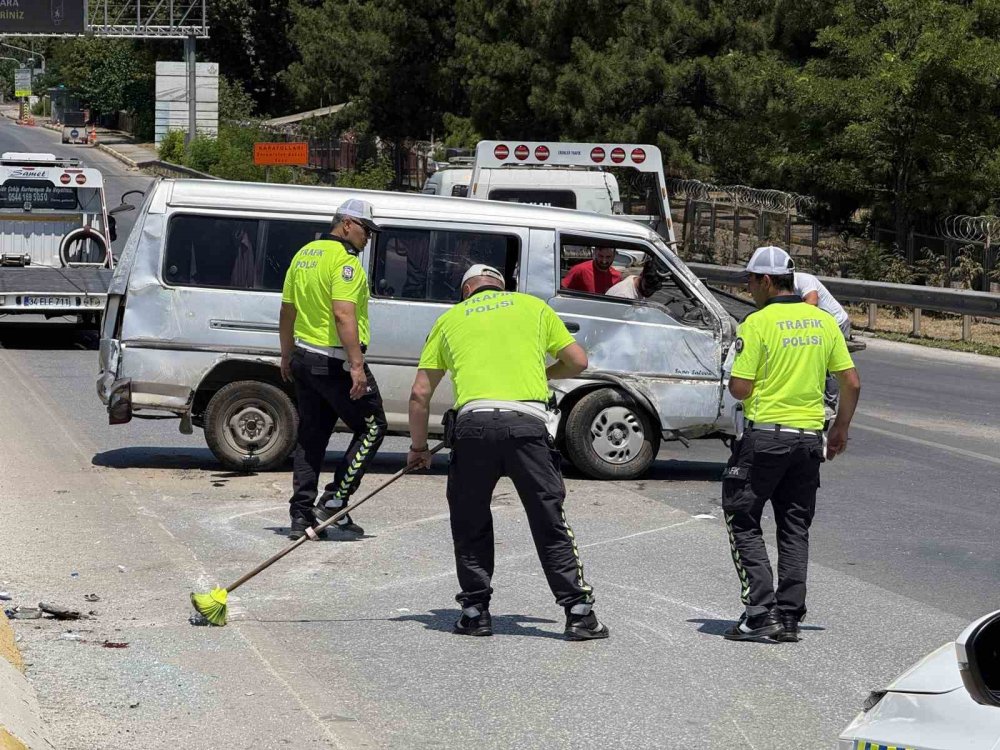 Yan Yatan Minibüste 6 Kişi Yaralandı