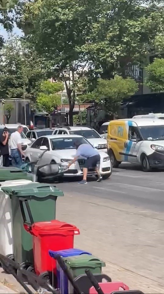 Yol Verme Tartışmasında Aracın Önünü Kesti, Sileceği Kırıp Cama Yumruk Attı