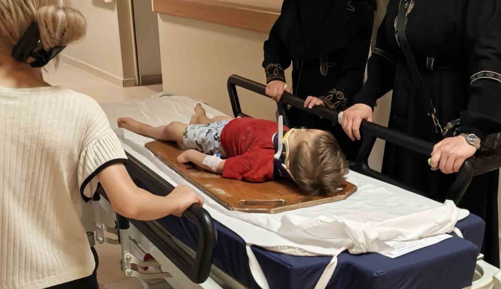 Balkondan Düşen 3 Yaşındaki Çocuk Ağır Yaralandı