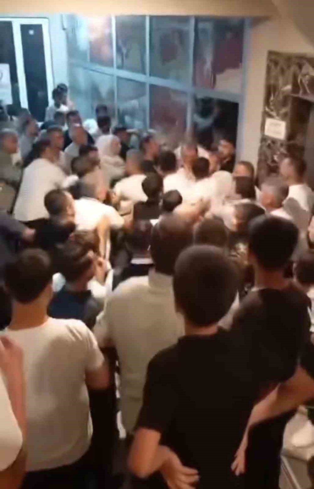 Düğün Kâbusa Döndü, Taraflar Birbirine Girdi