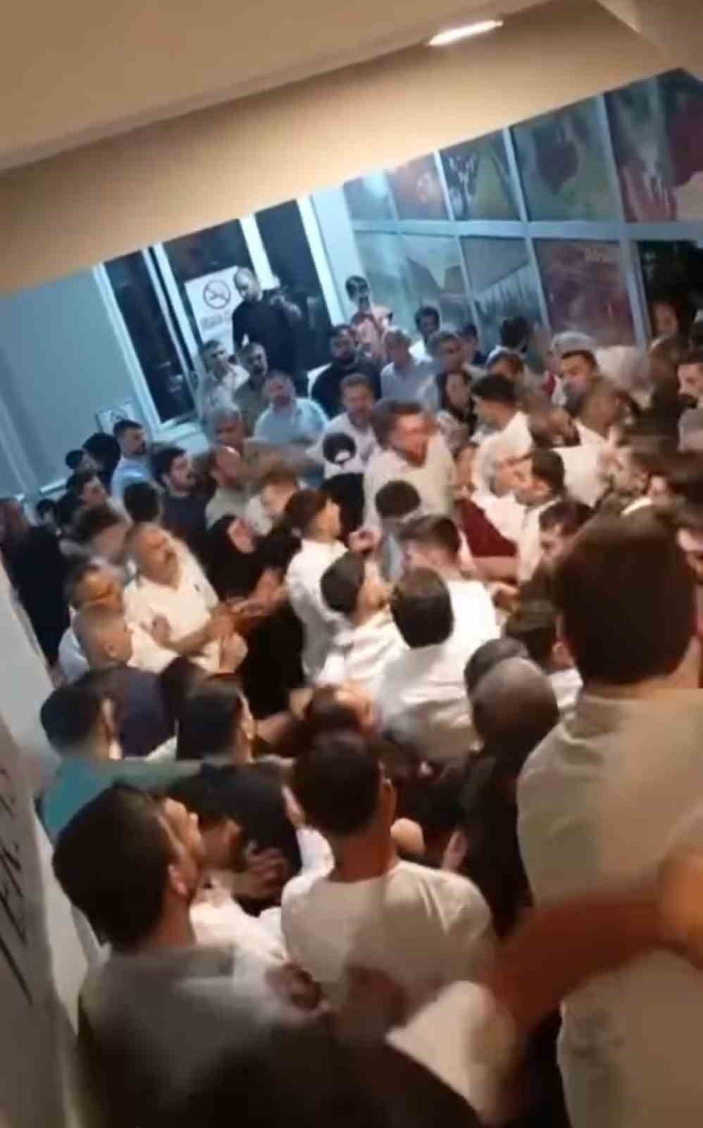 Düğün Kâbusa Döndü, Taraflar Birbirine Girdi