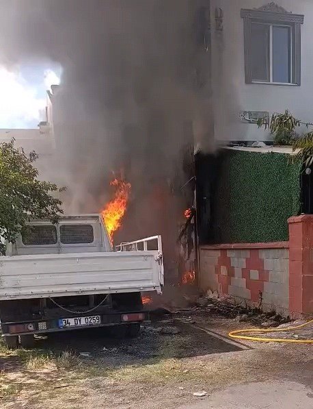 Odunlukta Çıkan Yangın, Apartman Ve Kamyonete Sıçradı