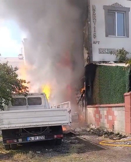 Odunlukta Çıkan Yangın, Apartman Ve Kamyonete Sıçradı