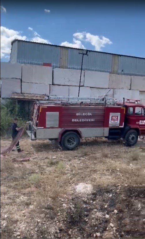 Otluk Alanda Başlayan Yangın Ormana Sıçramadan Söndürüldü