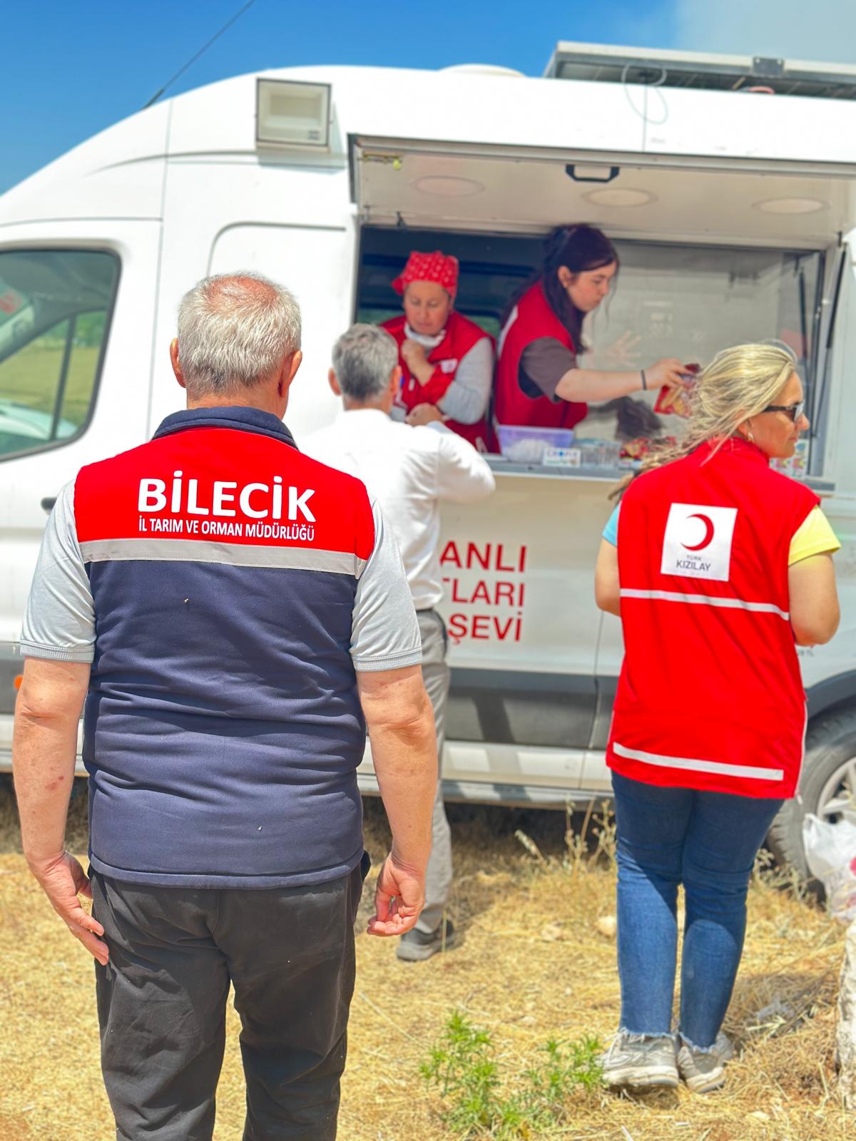 turk-kizilay-bilecik-subesi-yangin-bolgesinde-aktif-gorev-ustlendi3.jpg