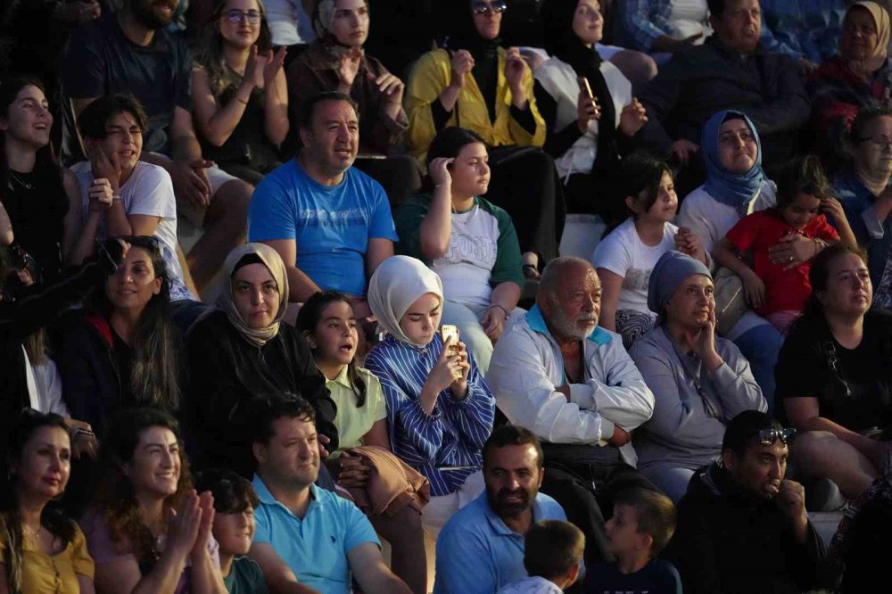 Yaz Akşamına Neşe Katan Nostalji Konseri Yapıldı